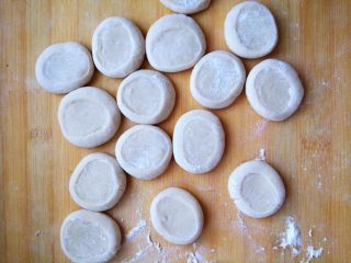 5、杂蔬牛排卷饼,压成圆饼。