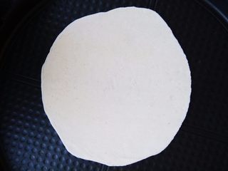 7、杂蔬牛排卷饼,擀成尽量薄的圆片,放在预热好的不粘锅里,小火烙。