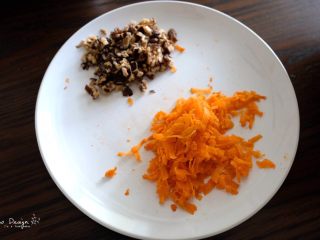 2、咸蛋黄时蔬珍珠丸子,4朵干香菇提前泡发，切成小丁。