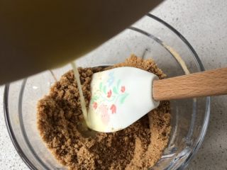 3、免烤❗️芒果酸奶蛋糕,倒入融化的黄油,拌匀