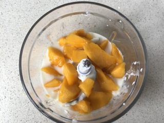7、免烤❗️芒果酸奶蛋糕,取2/3放入酸奶中,加糖