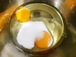 1、奥利奥可可毛巾卷,鸡蛋加入细砂糖搅拌至砂糖融化