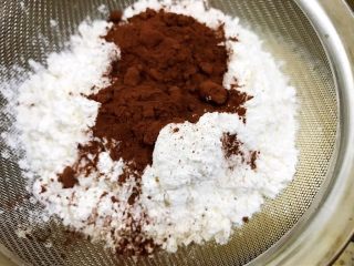 3、奥利奥可可毛巾卷,筛入低粉和可可粉搅拌均匀