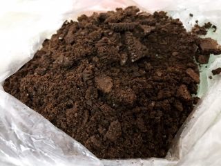 5、奥利奥可可毛巾卷,奥利奥饼干去掉夹心擀碎备用