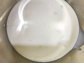 9、奥利奥可可毛巾卷,淡奶油加入细砂糖