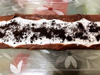 12、奥利奥可可毛巾卷,撒上奥利奥饼干碎