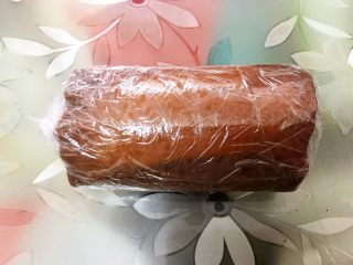 14、奥利奥可可毛巾卷,用保鲜膜包好放入冰箱冷冻30分钟