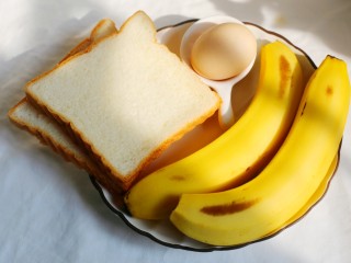 1、无敌简单的香蕉土司卷,准备食材：香蕉2根、土司面包片2片、鸡蛋1个，植物油适量。