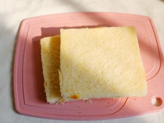 2、无敌简单的香蕉土司卷,土司片用刀切去四边的皮。