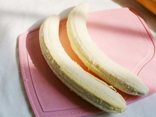 5、无敌简单的香蕉土司卷,香蕉去皮。