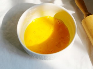 9、无敌简单的香蕉土司卷,打散。