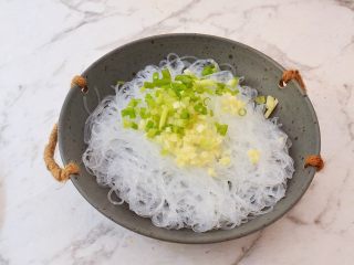 6、凉拌粉丝,加入葱花和蒜末