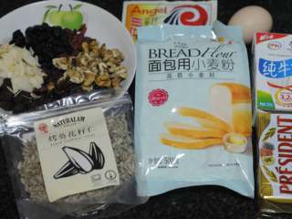 1、圣诞史多伦,所有的食材都准备好。各种坚果干果提前去壳去核。