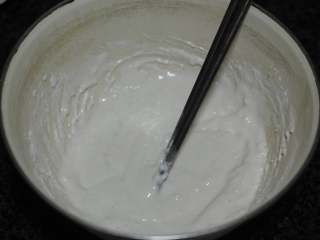 2、圣诞史多伦,将酵头里的材料混合均匀。盖上保鲜膜，发酵好。