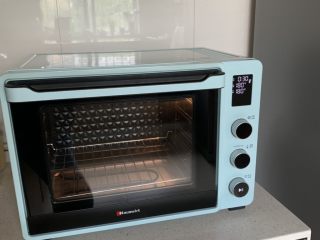 1、香蕉烤燕麦,先把烤箱预热