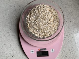 2、香蕉烤燕麦,麦片等材料称好