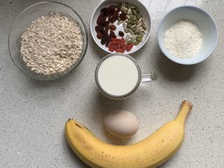 3、香蕉烤燕麦,准备了点葡萄干、瓜子仁、枸杞不建议放,会烤黑的????