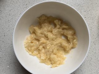 5、香蕉烤燕麦,碗中的香蕉压成泥