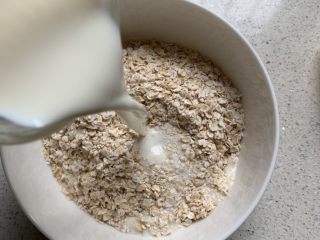 6、香蕉烤燕麦,加入麦片、牛奶