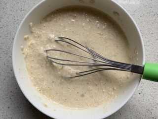 8、香蕉烤燕麦,用手抽搅拌均匀