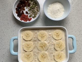 9、香蕉烤燕麦,倒入烤碗,铺上香蕉片