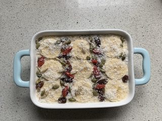 10、香蕉烤燕麦,撒入果仁和椰蓉