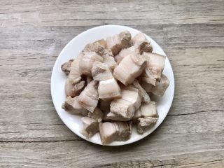 5、秘制软糯可口红烧肉,去除浮沫捞出沥水备用