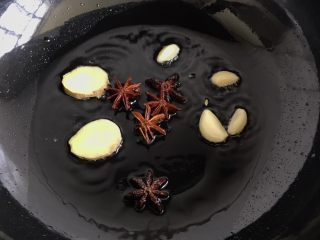 6、秘制软糯可口红烧肉,锅中放少许油姜蒜八角爆香