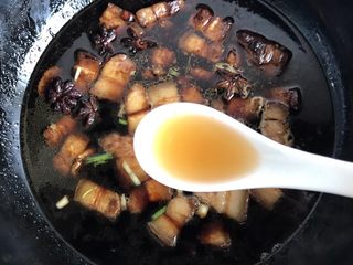 13、秘制软糯可口红烧肉,锅中加热水没过五花肉，加半汤匙料酒和葱花一起煮，切记中途不要再加水