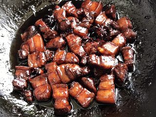 14、秘制软糯可口红烧肉,大火烧开小火焖至五花肉软糯可口，大火收汁即可（喜欢加鸡精的朋友可以在收汁之前加少许鸡精哦调味）