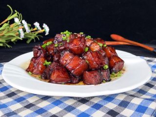 15、秘制软糯可口红烧肉,成品:装盘撒葱花即可，色泽很好，口感软糯可口非常赞，喜欢的朋友可以一起做起来啦