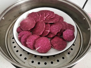 2、紫薯糯米饼,切片上锅蒸至软烂