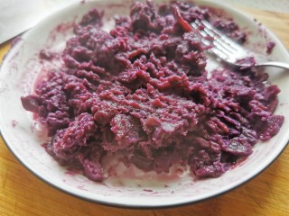 4、紫薯糯米饼,趁热捣成泥