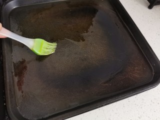 10、紫薯糯米饼,电饼铛预热刷油