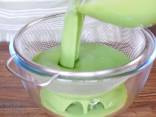 5、抹茶千层蛋糕,将面糊过筛，盖上保鲜膜放入冰箱冷藏至少一小时