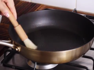 6、抹茶千层蛋糕,找一口平底不粘锅，开小火预热一会儿，准备一小碟油和一个刷子，在锅底薄薄地刷上一层油