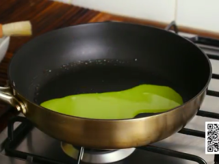 7、抹茶千层蛋糕,倒入适量面糊，并立即摇晃锅子使面糊摊成均匀的圆形薄饼