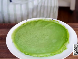 9、抹茶千层蛋糕,一直重复直至面糊用完，用口径26cm的锅子，煎出21张可丽饼。煎好的饼趁热平铺整齐地叠放好，盖上一块干净的布，放凉待用