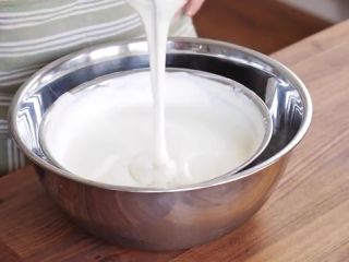 10、抹茶千层蛋糕,往鲜奶油中倒入细砂糖和香草精，隔冰块打发，至奶油表面呈现纹路，但还有一点流动性时停止