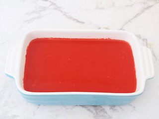 11、西瓜凉糕,倒入容器放晾至凝固