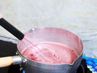 9、西瓜凉糕,边煮边搅拌