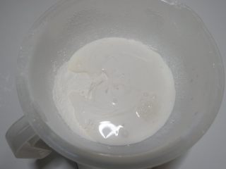 1、迪士尼莎莉鸡草莓大福,加入白砂糖和入牛奶