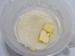 3、迪士尼莎莉鸡草莓大福,做好的糯米团加入黄油。