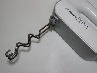 4、迪士尼莎莉鸡草莓大福,用和面勾或者手揉。将黄油完全揉进糯米团。