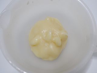 5、迪士尼莎莉鸡草莓大福,揉好的糯米团Q弹有韧性。