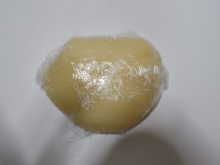 6、迪士尼莎莉鸡草莓大福,盖上保鲜膜放置温热在使用。