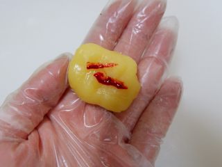 8、迪士尼莎莉鸡草莓大福,揪下一小块加入红色色素。(可用红曲粉代替)