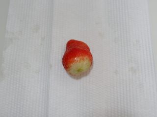 12、迪士尼莎莉鸡草莓大福,草莓洗净去帝,用厨房纸擦干。