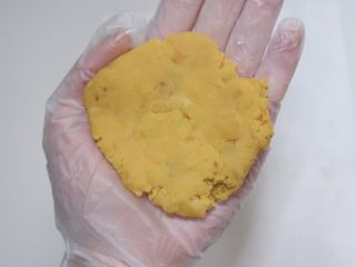 13、迪士尼莎莉鸡草莓大福,取一块红薯泥压扁。