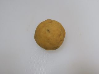 14、迪士尼莎莉鸡草莓大福,包入草莓搓成圆球